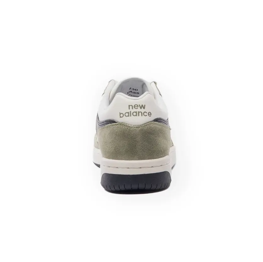Vista traseira do tênis New Balance 480 LOW verde e bege mostrando detalhes do logo
